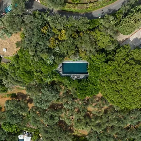 In - With 5 Bedrooms And A Splendid View